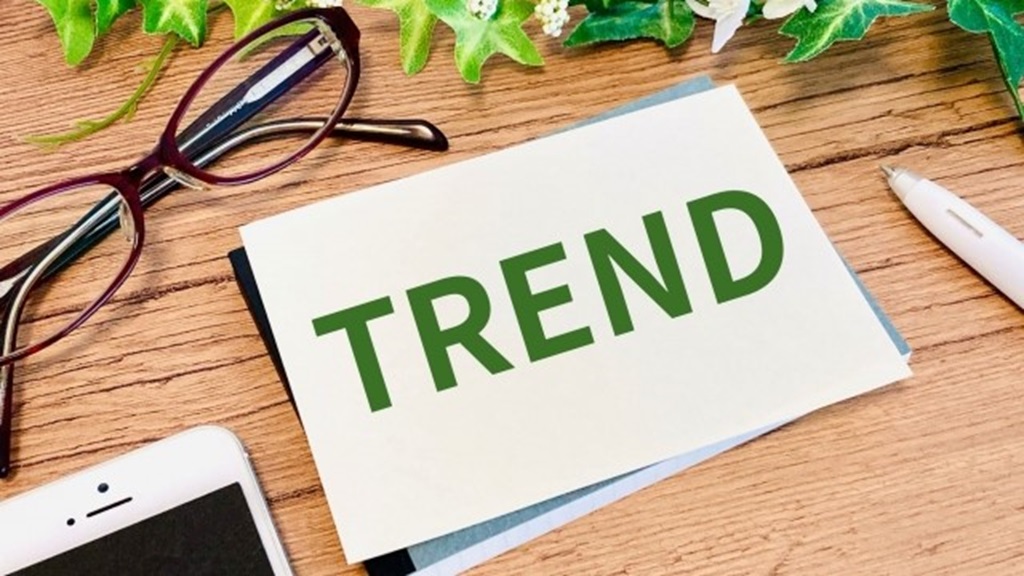 緑の文字で書かれたTREND