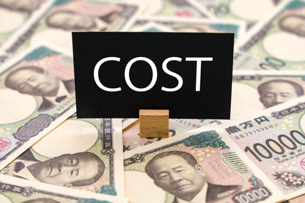 COSTの文字と紙幣