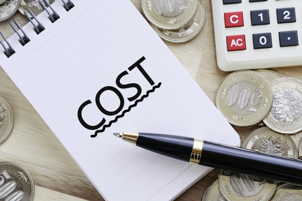 500円玉と電卓とCOSTの文字