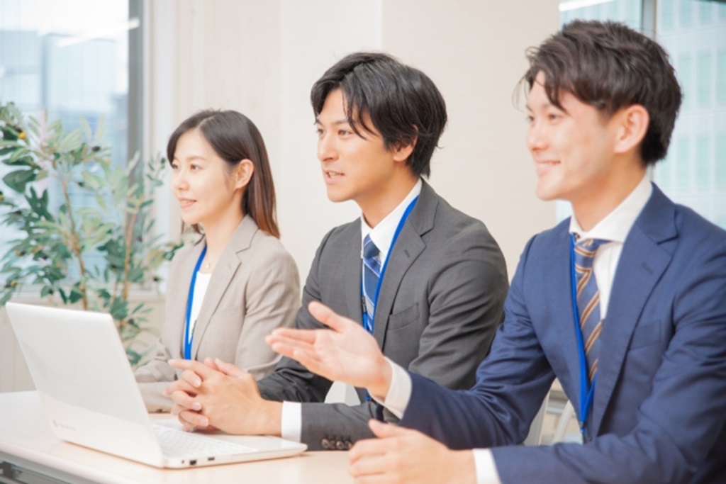 採用面接を行う人事部メンバー3名