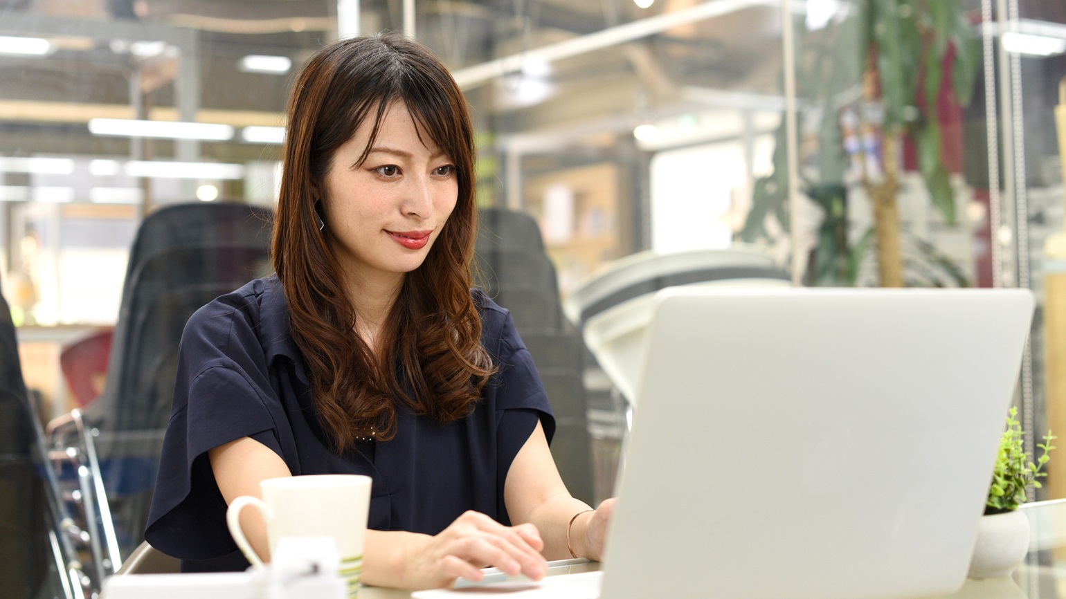 リファラル採用とコネ（縁故）採用は、どちらも自社メンバーのネットワークを通じて人材を迎え入れる方法です。とはいえ、その意味合いや活用の仕方は異なります。本記事では、それぞれの定義やメリット・デメリットを整理しつつ、共通点や違い、効果的な活用の仕方まで解説します。採用活動するうえで、参考になれば幸いです。