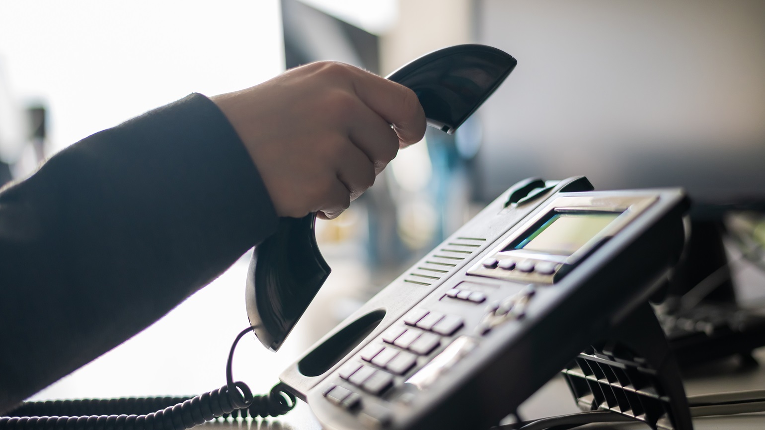 多くの企業ではおそらく不採用の連絡はメールで行うものと思われます。とはいえ、電話で伝える企業もないわけではありません。本記事では、不採用通知において一般的に避けられがちな電話という手段にフォーカス。敬遠されがちな理由やあえて選ぶことで得られるメリット、適したケースなどに言及します。応募者対応を見直す際にも参考にしていただければ幸いです。