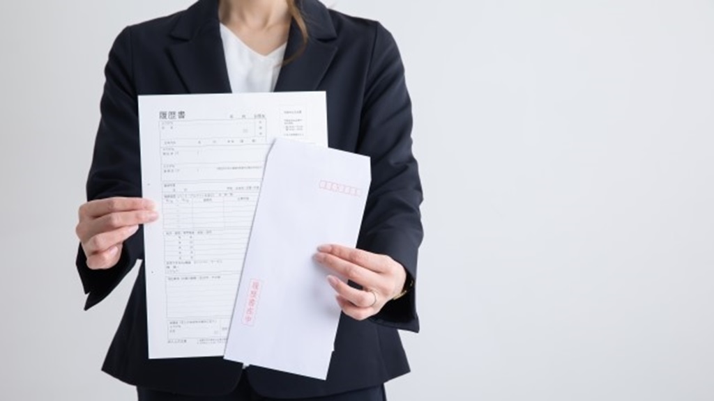 履歴書を持った採用担当者の様子