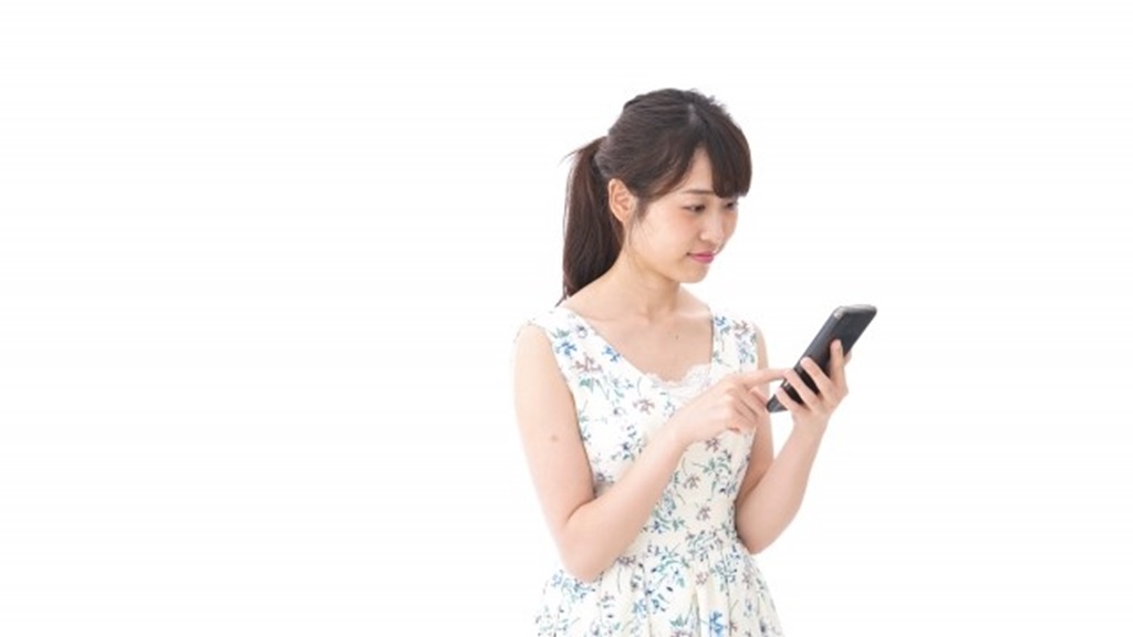 スマホから応募する女性のイメージ