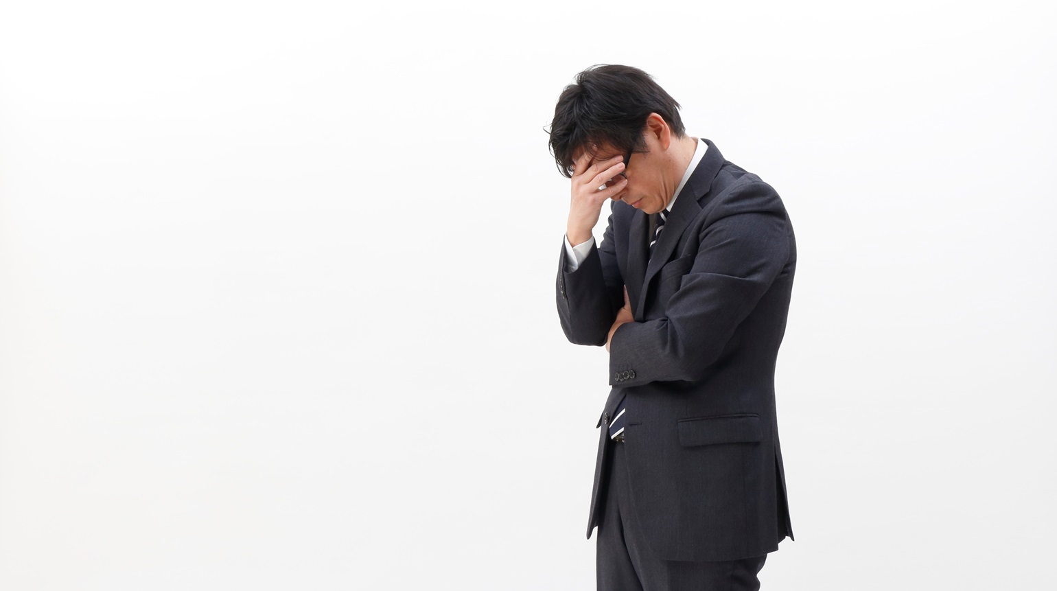 退職が決まっていても有給休暇の消化は労働者に認められた正当な権利です。だからこそ、企業側が対応を誤ると、トラブルに発展する恐れがあります。たとえ人手が足りず業務の引き継ぎがすんなりいかずとも、それは有給休暇の取得を拒否する理由にはなりません。本記事では、退職予定者が有給休暇を取れないことで揉めるリスクやケースについて取り上げます。法律の内容理解も踏まえて適切に対処できるよう、ぜひお役立てください。