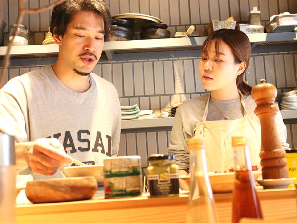 第二新卒で飲食業界に就職した女性の仕事風景