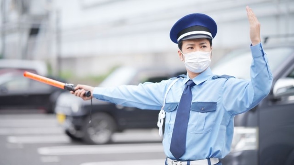 てきぱき働く警備員の様子
