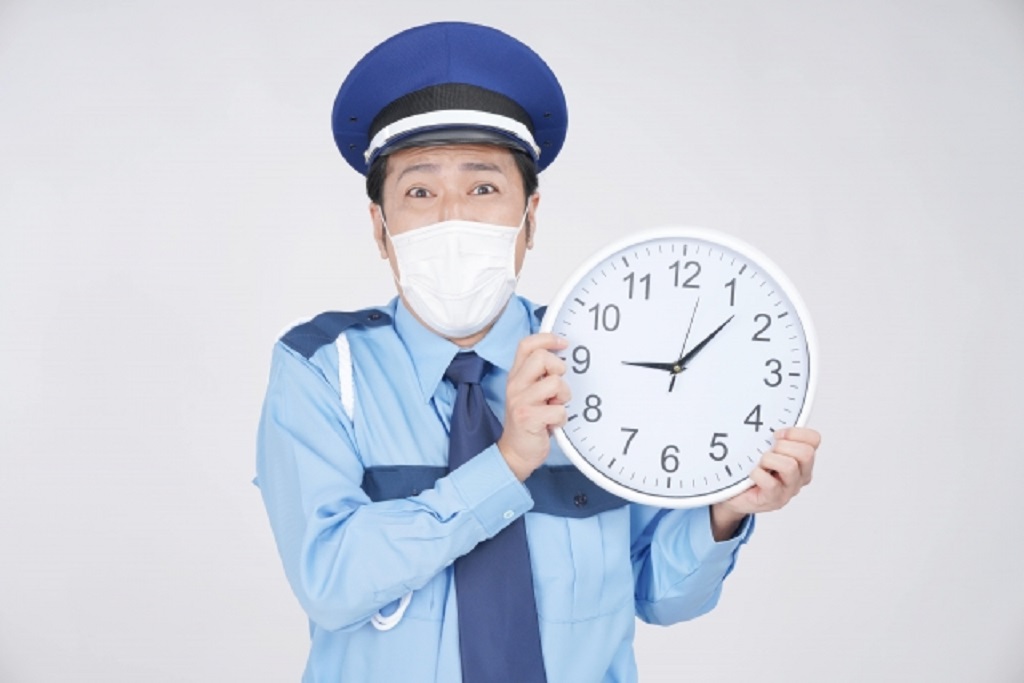 時計を持つ警備員
