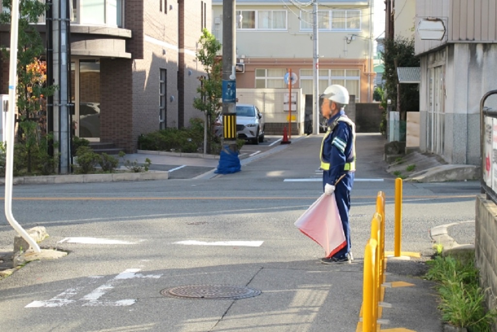 道路に立つ警備員