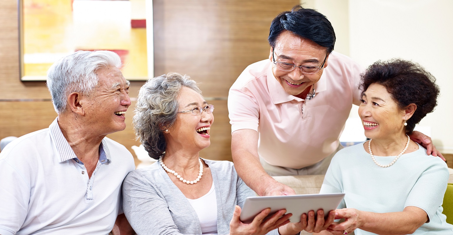 労働力人口の減少で、多様な人材の活用が必要な時代です。そうしたなか、シニア採用が注目されています。本記事では、シニアを取り巻く状況、彼・彼女たちの定年後の労働に対する意識を調査データに基づき紹介。また、採用するメリットも挟みつつ求人でのコツや活用するポイント（取り組み事例）にも言及します。