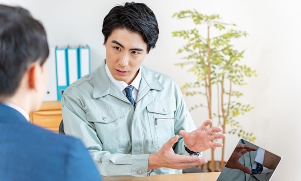 仕事に真面目に取り組む男性