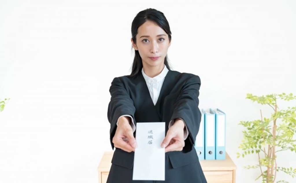 退職届を出す女性
