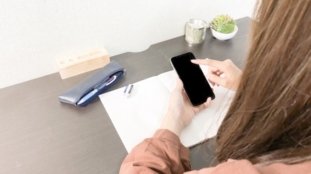 スマホを触るスポットワーカーのイメージ