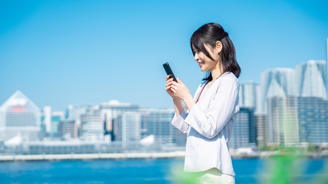 短期のお仕事に応募する女性