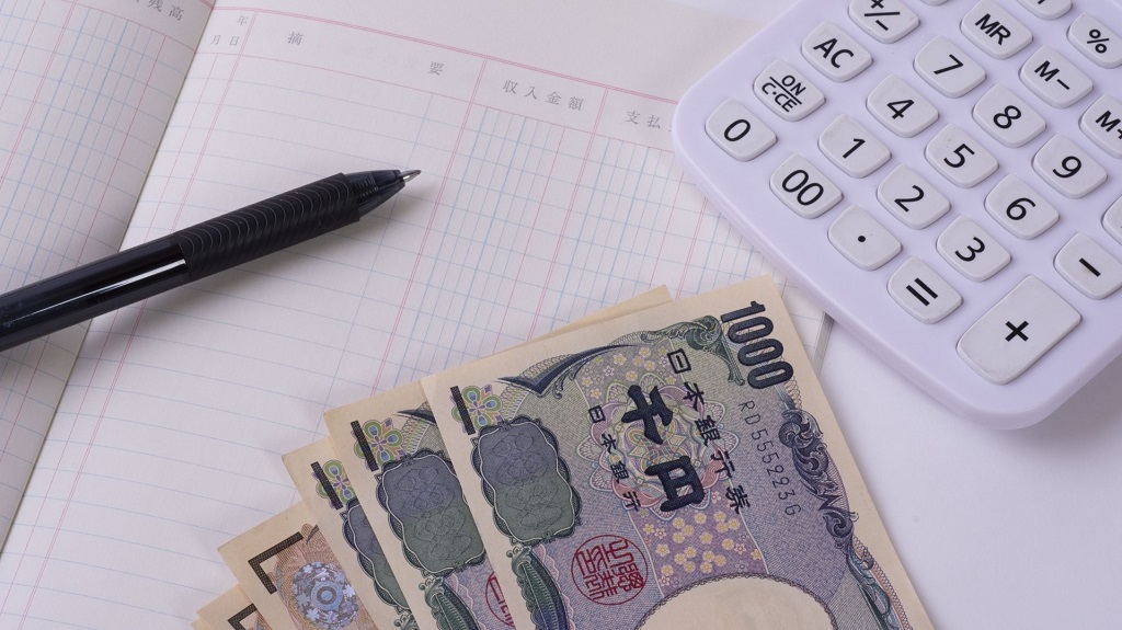 保険を示唆するお金と電卓