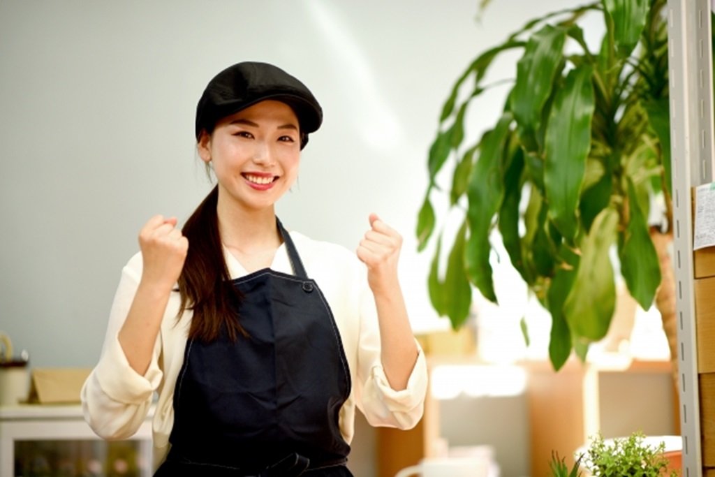 スポットワーカーとして働く笑顔が素敵な女性