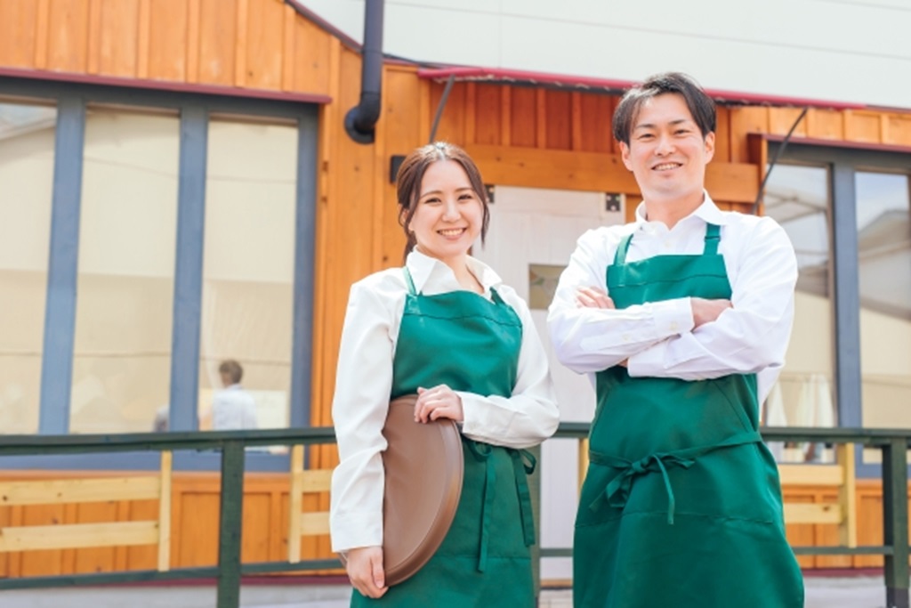 スポットワーカーとして働く飲食店スタッフ2名