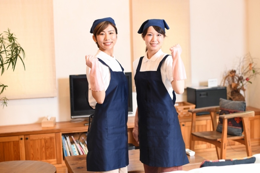 スポットワーカーを募集する女性スタッフ2名