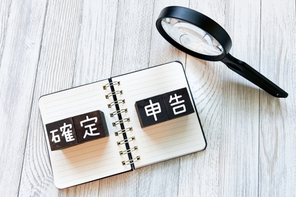 ノートの上に置かれた積み木で確定申告を表現