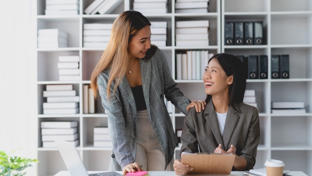 社員と会話をする技能実習生のイメージ