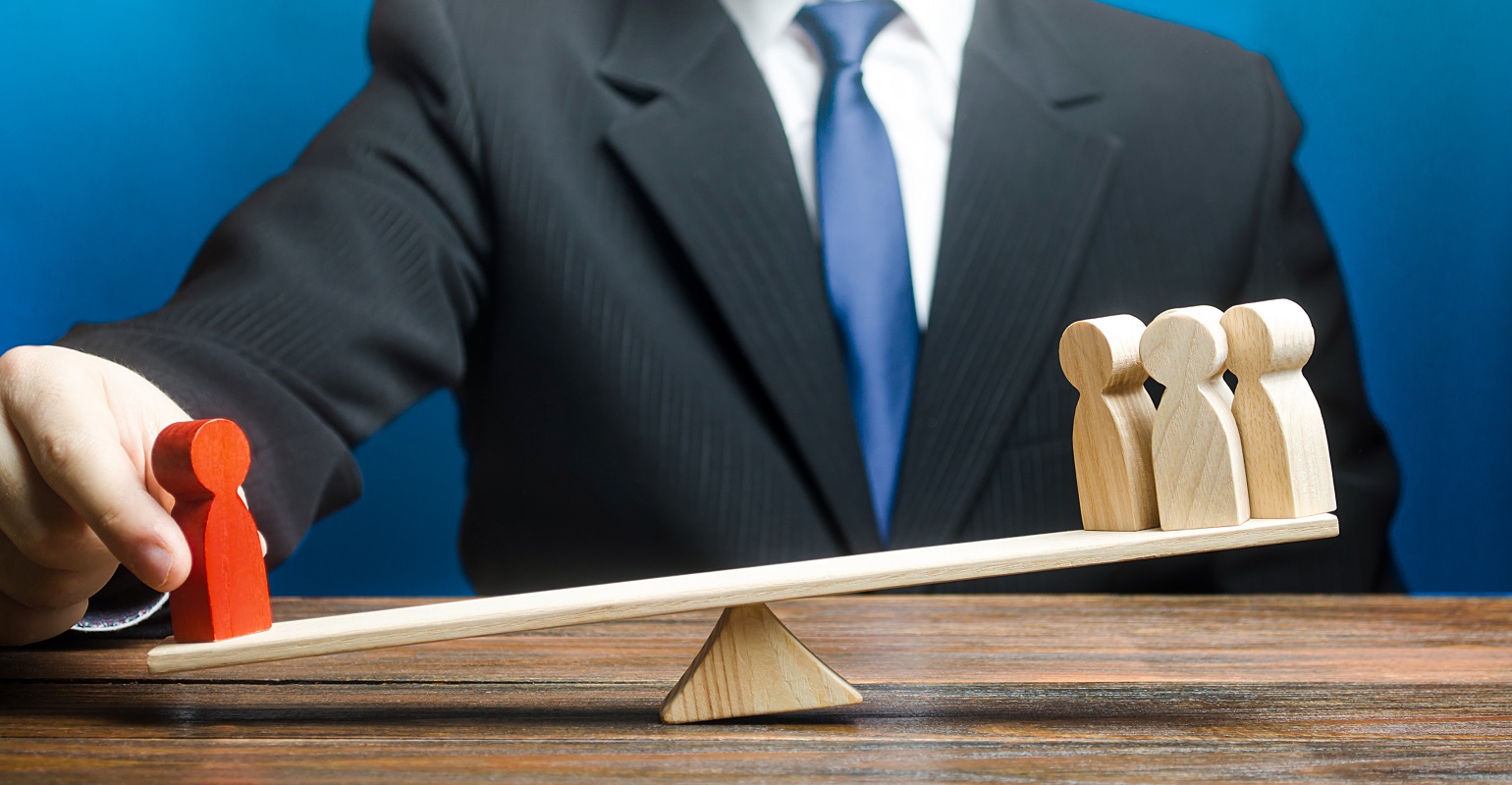 正社員、契約社員、派遣社員、嘱託社員、アルバイト、パートタイマー……等々、挙げればキリがない雇用形態の種類。本記事でフォーカスするのは嘱託社員とパートです。実は共通項が多い両者を比較しながら、違いが伝わるようわかりやすく解説します。企業の人事担当でも案外、分類できていない方もいらっしゃるかもしれません。曖昧であれば、この機会にぜひご参照ください。