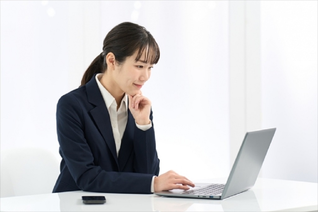 勤怠管理をする女性