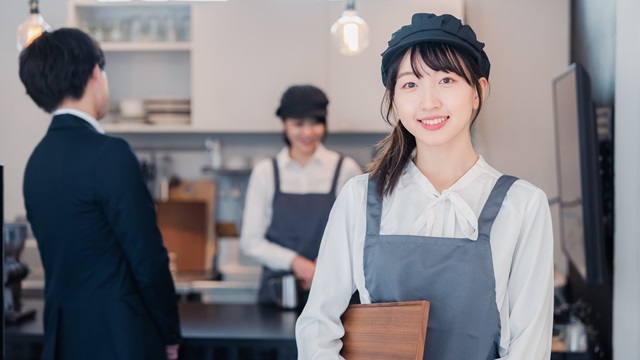 笑顔で働く女性アルバイトスタッフのイメージ
