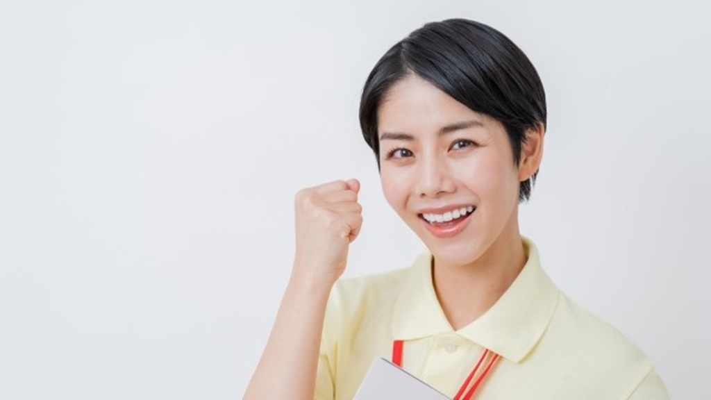 ガッツポーズでやる気を見せる女性スタッフ