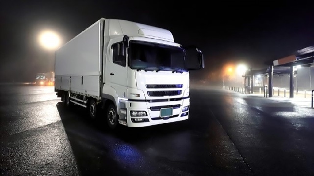 夜中に走るトラック
