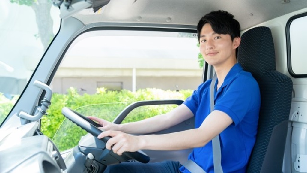 笑顔の若手トラックドライバー