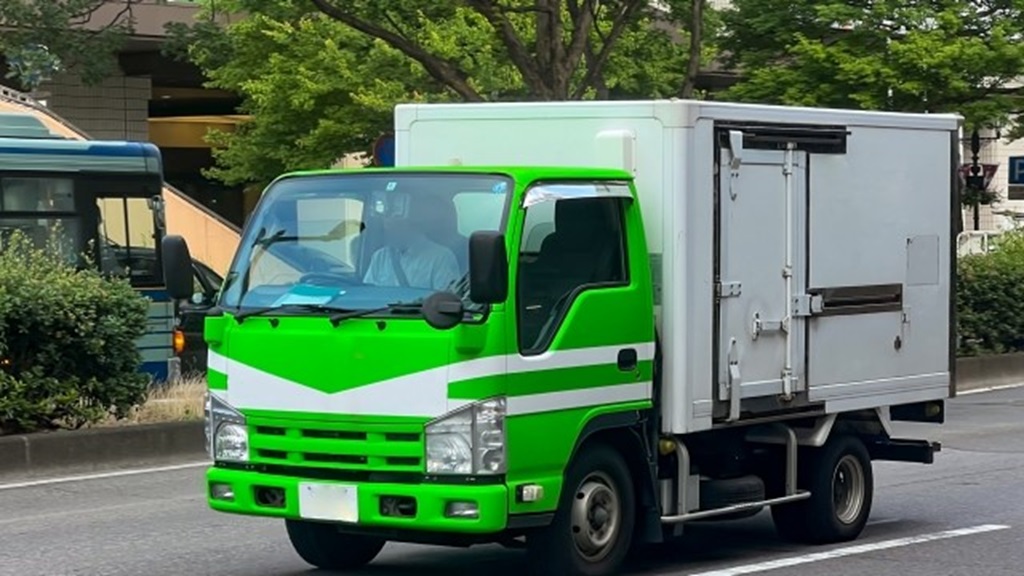 トラックを運転する様子