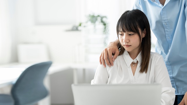 退職する女性従業員のイメージ