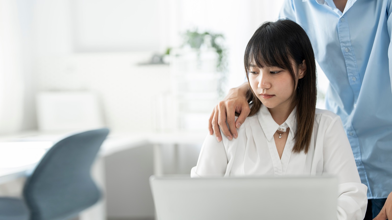 辞めるはずがないあの人がなぜ辞めてしまったのか。後悔そして、その理由がわからないままモヤモヤを抱えていませんか？本記事では、辞めるはずがないとつい思い込んでしまう彼・彼女たちの特徴から防止策、離職された後の対応策、サービスまで幅広く言及。人材育成が課題の企業はぜひ、ご参照ください。