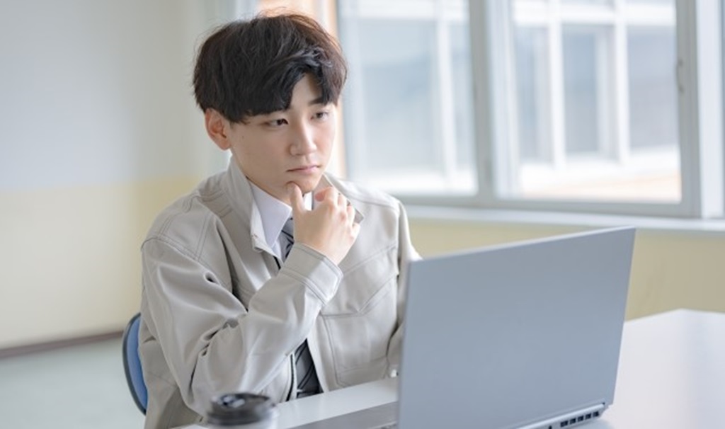 普段と比べて表情が曇っている従業員