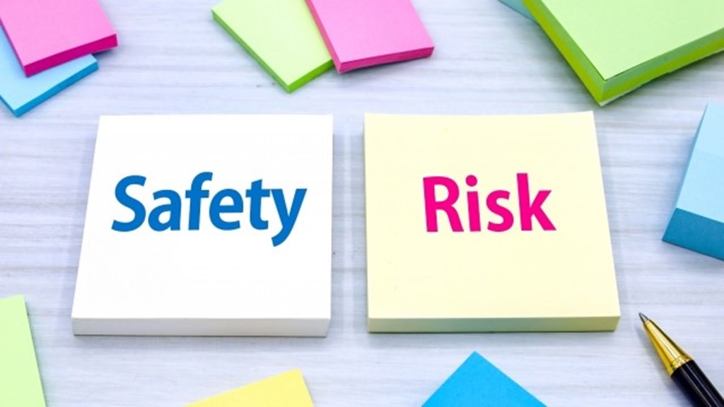 付箋に書かれたSafetyとRiskの文字