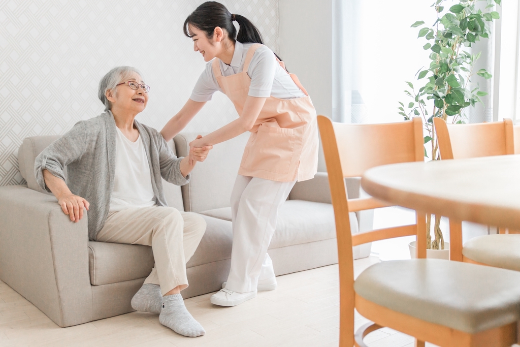 お婆さんをサポートする介護スタッフ