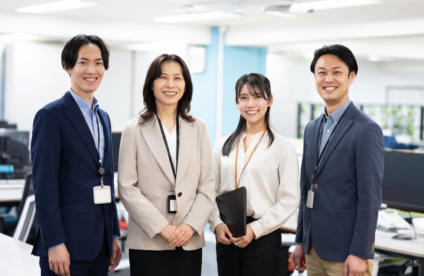 働き方改革とは、労働環境の改善を通じて多様な人材が活躍できる社会の実現に向けた一連の取り組みです。少子高齢化による労働力不足解消やワークライフバランスの実現を目指し、さまざまな法改正や施策が進められています。本記事では、働き方改革関連法による主要な法改正の内容や、企業が働き方改革に取り組むメリット、導入例についてくわしく解説します。