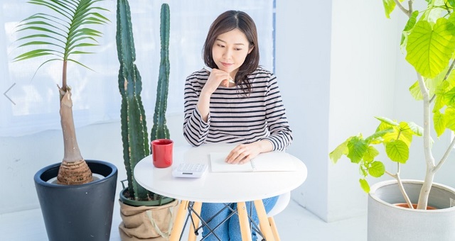 年末調整をカジュアルにこなす経理担当の女性